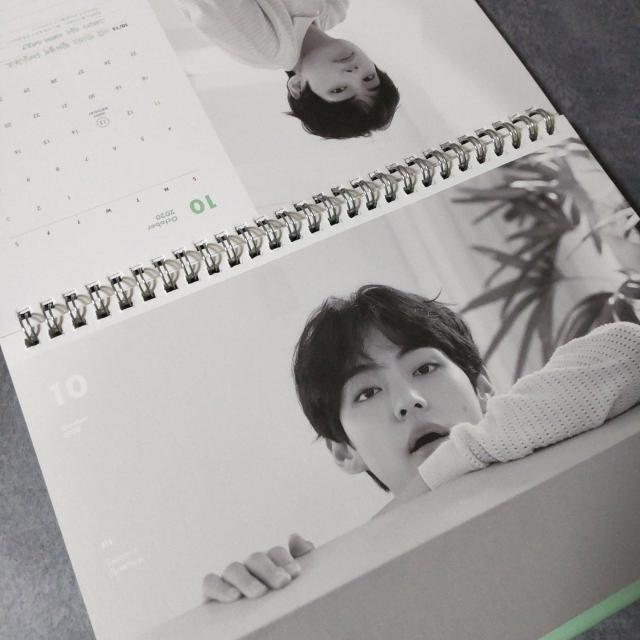 【訳あり】【完全限定品】「BTS 2020 SEASON'S GREETINGS」カレンダー2点 < タレントグッズ  【訳あり】【完全限定品】「BTS 2020 SEASON'S GREETINGS」カレンダー2点 < タレントグッズの