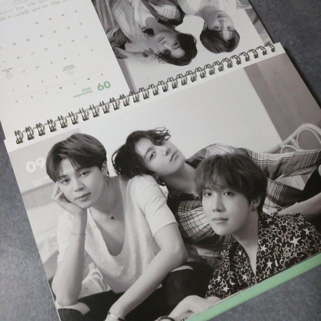 【訳あり】【完全限定品】「BTS 2020 SEASON'S GREETINGS」カレンダー2点 < タレントグッズ  【訳あり】【完全限定品】「BTS 2020 SEASON'S GREETINGS」カレンダー2点 < タレントグッズの