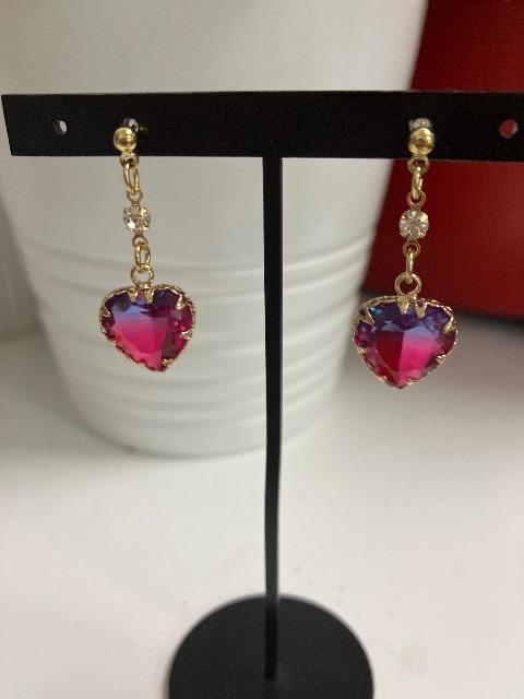 ハンドメイド ハートのグラデーションチャームを使用したピアス ブルー、ピンク < 女性ファッション  ハンドメイド ハートのグラデーションチャームを使用したピアス ブルー、ピンク  < 女性ファッションの