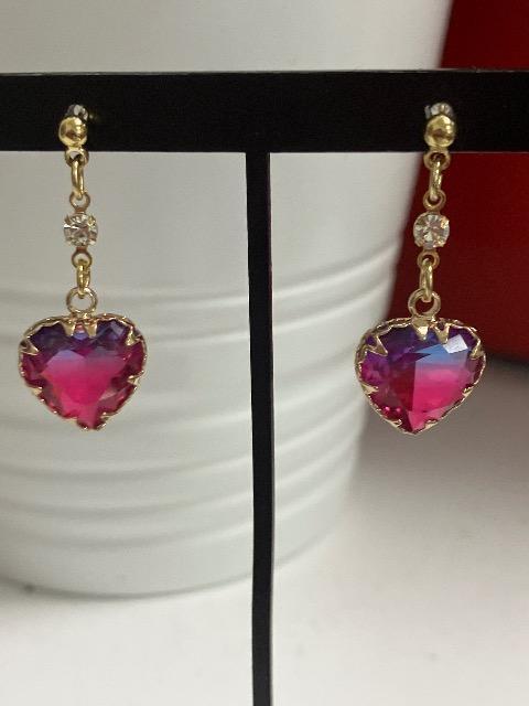 ハンドメイド ハートのグラデーションチャームを使用したピアス ブルー、ピンク < 女性ファッション  ハンドメイド ハートのグラデーションチャームを使用したピアス ブルー、ピンク < 女性ファッションの