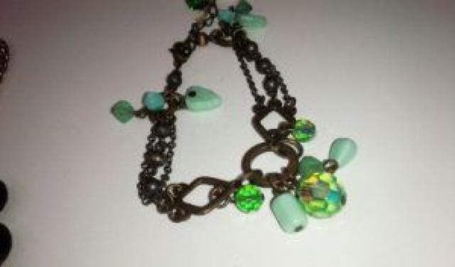 マットゴールドブレスレットグリーンリーフ&クリスタルボール付 < 女性アクセサリー/時計  マットゴールドブレスレットグリーンリーフ&クリスタルボール付 < 女性アクセサリー/時計の