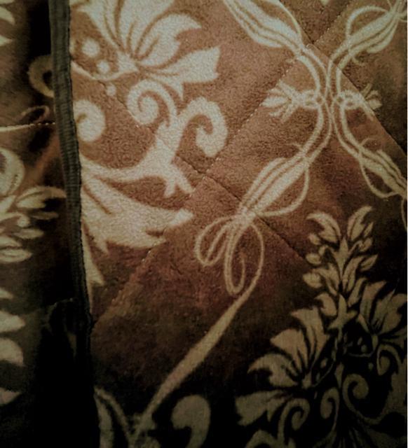 保温わた入り!マイクロフリース素材!優雅な高貴なオーナメント柄!シングルサイズ!わた入り!軽量!暖か毛布!新品!焦茶色系色合い! < インテリア/ライフ  保温わた入り!マイクロフリース素材!優雅な高貴なオーナメント柄!シングルサイズ!わた入り!軽量!暖か毛布!新品!焦茶色系色合い! < インテリア/ライフの