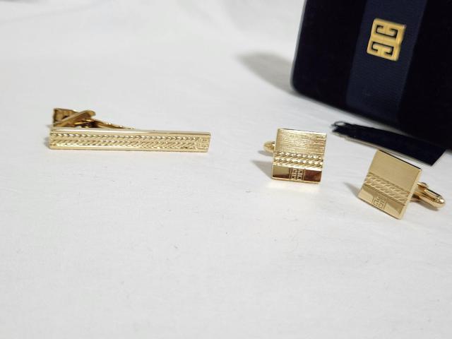正規 ジバンシィ オールドクラシック ロゴ×クロスチェーン ブロックカフス 金 コンビボタン 喜平ネクタイピン タイ留め SET < ブランド  正規 ジバンシィ オールドクラシック ロゴ×クロスチェーン ブロックカフス 金 コンビボタン 喜平ネクタイピン タイ留め SET < ブランドの