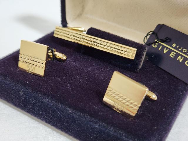 正規 ジバンシィ オールドクラシック ロゴ×クロスチェーン ブロックカフス 金 コンビボタン 喜平ネクタイピン タイ留め SET < ブランド  正規 ジバンシィ オールドクラシック ロゴ×クロスチェーン ブロックカフス 金 コンビボタン 喜平ネクタイピン タイ留め SET < ブランドの