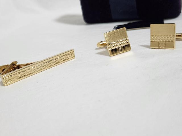 正規 ジバンシィ オールドクラシック ロゴ×クロスチェーン ブロックカフス 金 コンビボタン 喜平ネクタイピン タイ留め SET < ブランド  正規 ジバンシィ オールドクラシック ロゴ×クロスチェーン ブロックカフス 金 コンビボタン 喜平ネクタイピン タイ留め SET < ブランドの