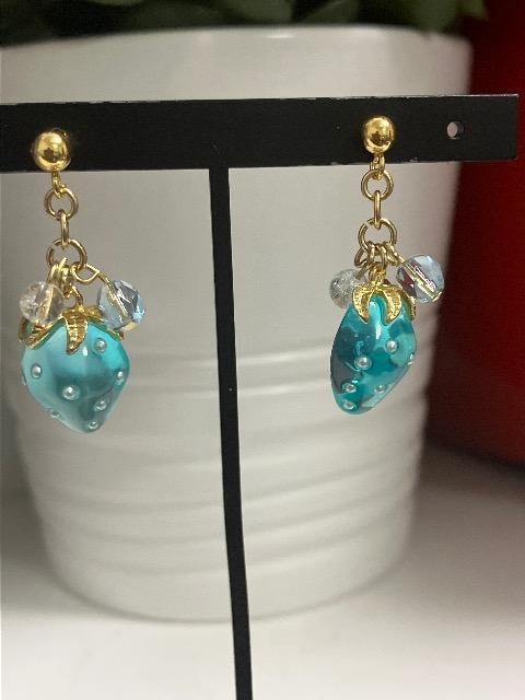 ハンドメイド 半立体いちごのチャームを使用したピアス < 女性ファッション  ハンドメイド 半立体いちごのチャームを使用したピアス  < 女性ファッションの