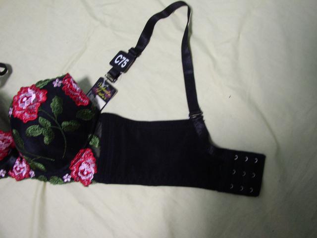 ブラックにレッド花柄刺繍使いお洒落なC75Mワイヤー入り < 女性ファッション  ブラックにレッド花柄刺繍使いお洒落なC75Mワイヤー入り < 女性ファッションの