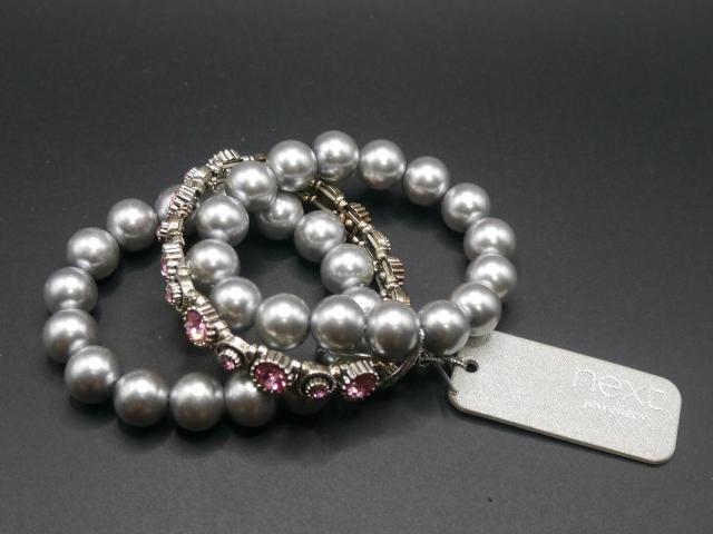 新品 アンティーク調きらきらピンクストーンと銀色フェイクパール3連ブレスレット < 女性アクセサリー/時計  新品 アンティーク調きらきらピンクストーンと銀色フェイクパール3連ブレスレット  < 女性アクセサリー/時計の