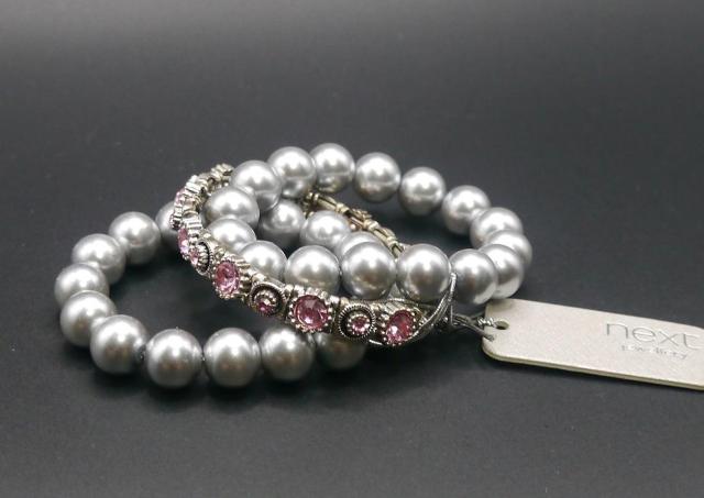 新品 アンティーク調きらきらピンクストーンと銀色フェイクパール3連ブレスレット < 女性アクセサリー/時計  新品 アンティーク調きらきらピンクストーンと銀色フェイクパール3連ブレスレット < 女性アクセサリー/時計の