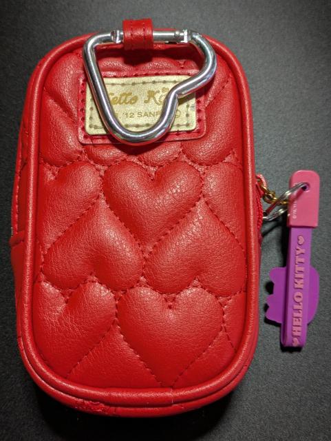 ハローキティ/キルティングミニポーチ/ストラップ、カラビナ付/レトロ/赤/モバペイ < おもちゃ  ハローキティ/キルティングミニポーチ/ストラップ、カラビナ付/レトロ/赤/モバペイ < おもちゃの