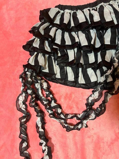 HELLCAT PUNKS ストライプ シフォンサテン 斜め4段フリル 2本のシャーリングリボン装飾 ボリュームミニスカ新品未使用 < ブランド  HELLCAT PUNKS ストライプ シフォンサテン 斜め4段フリル 2本のシャーリングリボン装飾 ボリュームミニスカ新品未使用 < ブランドの