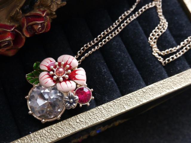 新品 ゴシックアンティーク調クリアストーンお花ネックレス < 女性アクセサリー/時計  新品 ゴシックアンティーク調クリアストーンお花ネックレス  < 女性アクセサリー/時計の