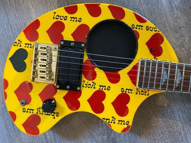 Fernandes YELLOW HEART- ZO hide ZO-3 フェルナンデス アンプ内蔵 ギター 美品 < ホビー  Fernandes YELLOW HEART- ZO hide ZO-3 フェルナンデス アンプ内蔵 ギター 美品 < ホビーの