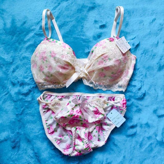 エロcute.。。F85×Lツルツルサテン。。ホワイトレース×フラワー柄ブラジャー&ショーツセット。。グラマー大きいサイズ < 女性ファッション  エロcute.。。F85×Lツルツルサテン。。ホワイトレース×フラワー柄ブラジャー&ショーツセット。。グラマー大きいサイズ  < 女性ファッションの
