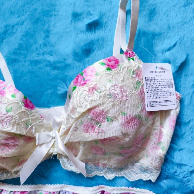 エロcute.。。F85×Lツルツルサテン。。ホワイトレース×フラワー柄ブラジャー&ショーツセット。。グラマー大きいサイズ < 女性ファッション  エロcute.。。F85×Lツルツルサテン。。ホワイトレース×フラワー柄ブラジャー&ショーツセット。。グラマー大きいサイズ < 女性ファッションの