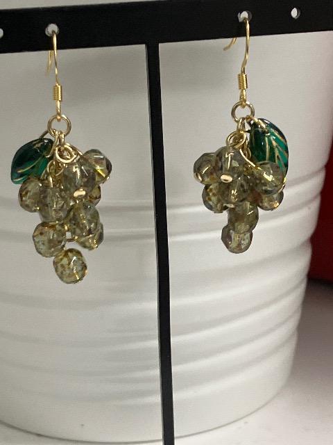 ハンドメイド チェコビーズを使用したぶどうピアス < 女性ファッション  ハンドメイド チェコビーズを使用したぶどうピアス  < 女性ファッションの