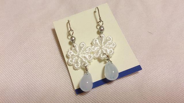 白お花モチーフ&水色雫ビーズピアス*ハンドメイド < 女性アクセサリー/時計  白お花モチーフ&水色雫ビーズピアス*ハンドメイド  < 女性アクセサリー/時計の