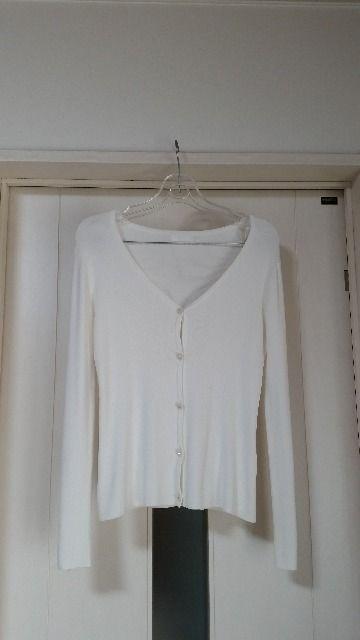 未使用 ラストシーン ラインストーンボタン Vネックカーディガン 白 M < ブランド  未使用 ラストシーン ラインストーンボタン Vネックカーディガン 白 M  < ブランドの