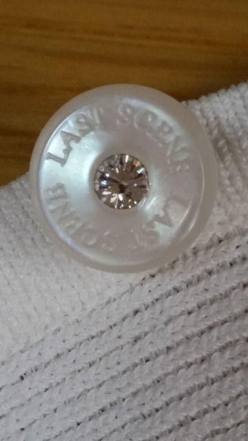 未使用 ラストシーン ラインストーンボタン Vネックカーディガン 白 M < ブランド  未使用 ラストシーン ラインストーンボタン Vネックカーディガン 白 M < ブランドの