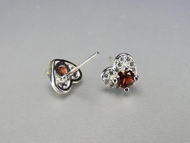 色合い極上ガーネットダイヤモンドカット天然石925銀ピアス1月の誕生石 < 女性アクセサリー/時計  色合い極上ガーネットダイヤモンドカット天然石925銀ピアス1月の誕生石 < 女性アクセサリー/時計の