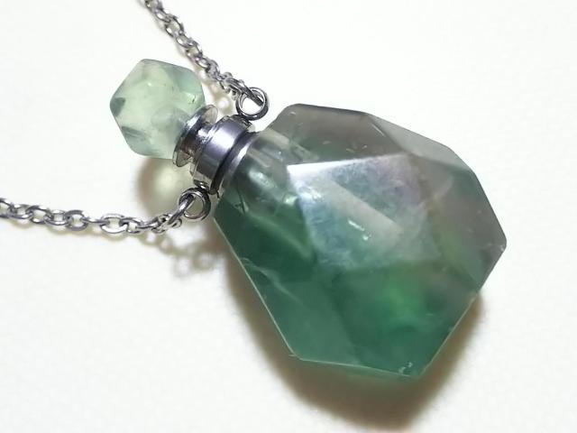 天然石★グリーンフローライト 香水瓶 ペンダント < 女性アクセサリー/時計  天然石★グリーンフローライト 香水瓶 ペンダント < 女性アクセサリー/時計の