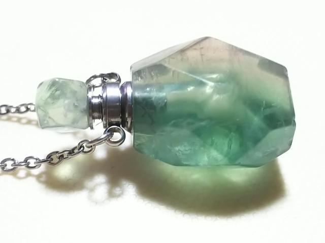 天然石★グリーンフローライト 香水瓶 ペンダント < 女性アクセサリー/時計  天然石★グリーンフローライト 香水瓶 ペンダント < 女性アクセサリー/時計の