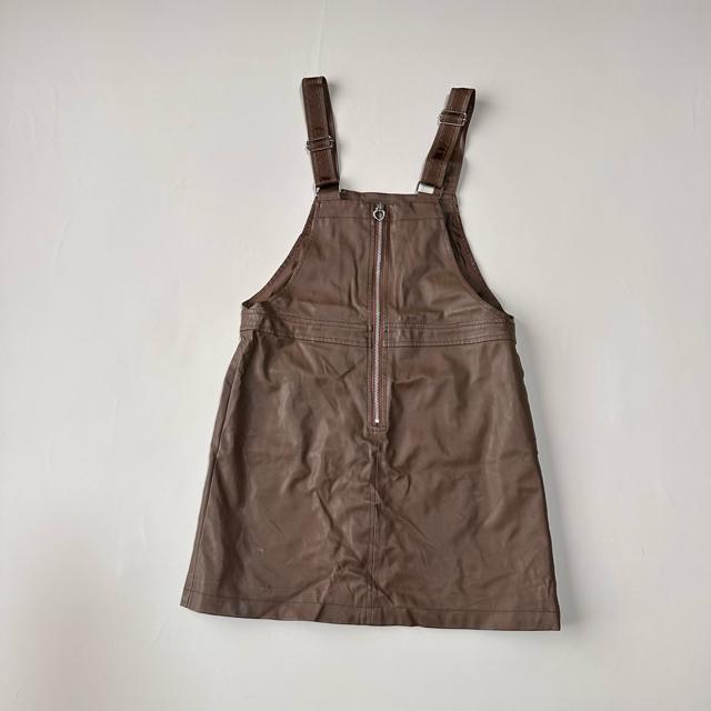 *美品【GU】ガールズ フェイクレザー ジャンパースカート 140cm < キッズ/ベビー *美品【GU】ガールズ フェイクレザー ジャンパースカート 140cm < キッズ/ベビーの