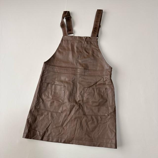 *美品【GU】ガールズ フェイクレザー ジャンパースカート 140cm < キッズ/ベビー *美品【GU】ガールズ フェイクレザー ジャンパースカート 140cm < キッズ/ベビーの