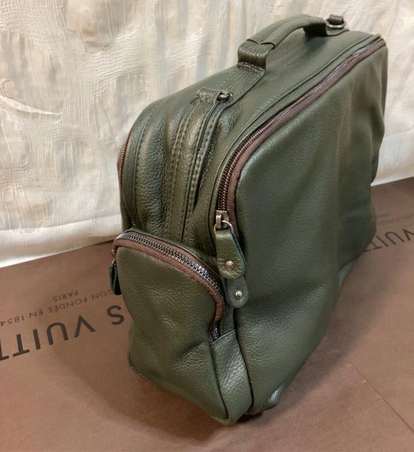 特価●OTTINO italy 本革ショルダートートグリーン 極美品高級通勤普段用ダブルファスナーポケット充実 < 男性ファッション  特価●OTTINO italy 本革ショルダートートグリーン 極美品高級通勤普段用ダブルファスナーポケット充実 < 男性ファッションの