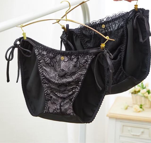 Lサイズ!2枚組!光沢感!黒×魅惑のレース!男性用!脇!紐リボン(調整縛り出来ます)ショーツ!ブリーフ!男性用立体ショーツ! < 女性ファッション  Lサイズ!2枚組!光沢感!黒×魅惑のレース!男性用!脇!紐リボン(調整縛り出来ます)ショーツ!ブリーフ!男性用立体ショーツ! < 女性ファッションの