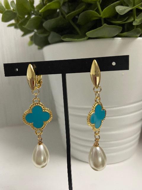 一点限り ハンドメイド ブルーの花とパールのイヤリング < 女性ファッション  一点限り ハンドメイド ブルーの花とパールのイヤリング  < 女性ファッションの