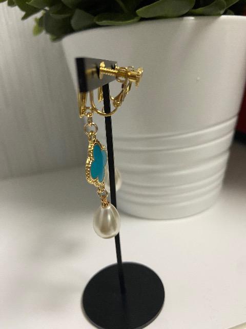 一点限り ハンドメイド ブルーの花とパールのイヤリング < 女性ファッション  一点限り ハンドメイド ブルーの花とパールのイヤリング < 女性ファッションの