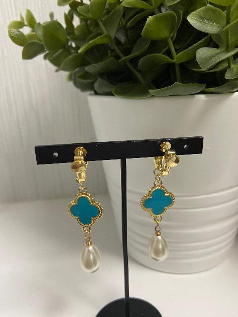 一点限り ハンドメイド ブルーの花とパールのイヤリング < 女性ファッション  一点限り ハンドメイド ブルーの花とパールのイヤリング < 女性ファッションの