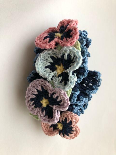 ハンドメイド ボリューム シュシュ パンジーの集い♪ ネイビー < 女性ファッション  ハンドメイド ボリューム シュシュ パンジーの集い♪ ネイビー < 女性ファッションの