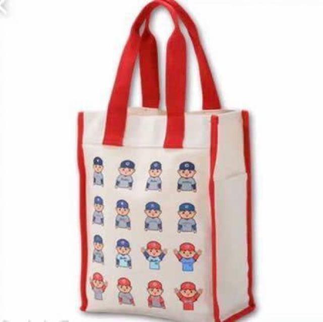 【新品】(広島カープ)70周年キャンバストートバッグ(歴代ユニフォーム) < レジャー/スポーツ  【新品】(広島カープ)70周年キャンバストートバッグ(歴代ユニフォーム)  < レジャー/スポーツの