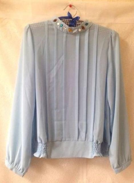 定価2980円 襟元ビジュー プリーツ エレガント ブラウス M < 女性ファッション  定価2980円 襟元ビジュー プリーツ エレガント ブラウス M  < 女性ファッションの