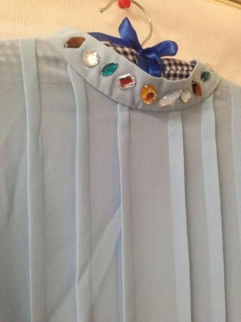 定価2980円 襟元ビジュー プリーツ エレガント ブラウス M < 女性ファッション  定価2980円 襟元ビジュー プリーツ エレガント ブラウス M < 女性ファッションの