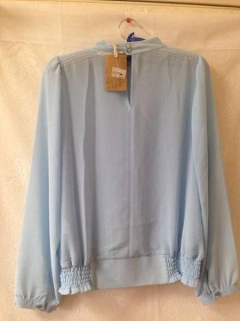 定価2980円 襟元ビジュー プリーツ エレガント ブラウス M < 女性ファッション  定価2980円 襟元ビジュー プリーツ エレガント ブラウス M < 女性ファッションの