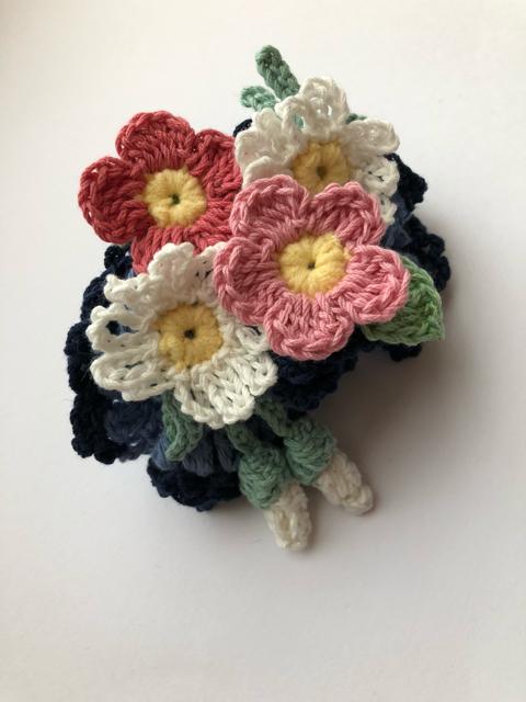 ハンドメイド ボリューム シュシュ マーガレットとピンクの花 < 女性ファッション  ハンドメイド ボリューム シュシュ マーガレットとピンクの花 < 女性ファッションの