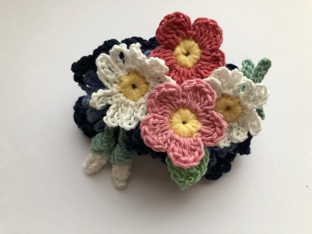 ハンドメイド ボリューム シュシュ マーガレットとピンクの花 < 女性ファッション  ハンドメイド ボリューム シュシュ マーガレットとピンクの花 < 女性ファッションの