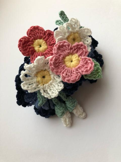 ハンドメイド ボリューム シュシュ マーガレットとピンクの花 < 女性ファッション  ハンドメイド ボリューム シュシュ マーガレットとピンクの花 < 女性ファッションの