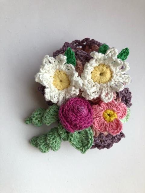 ハンドメイド ボリューム シュシュ 巻き薔薇とマーガレット♪ < 女性ファッション  ハンドメイド ボリューム シュシュ 巻き薔薇とマーガレット♪  < 女性ファッションの