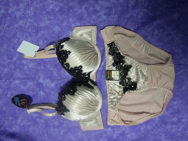 光沢縦ストライプ使いとブラックレースC70M ワイヤー入り < 女性ファッション  光沢縦ストライプ使いとブラックレースC70M ワイヤー入り  < 女性ファッションの