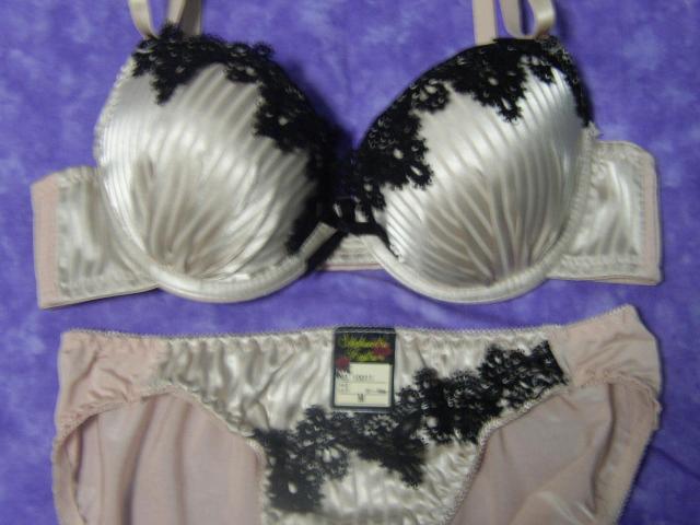 光沢縦ストライプ使いとブラックレースC70M ワイヤー入り < 女性ファッション  光沢縦ストライプ使いとブラックレースC70M ワイヤー入り < 女性ファッションの