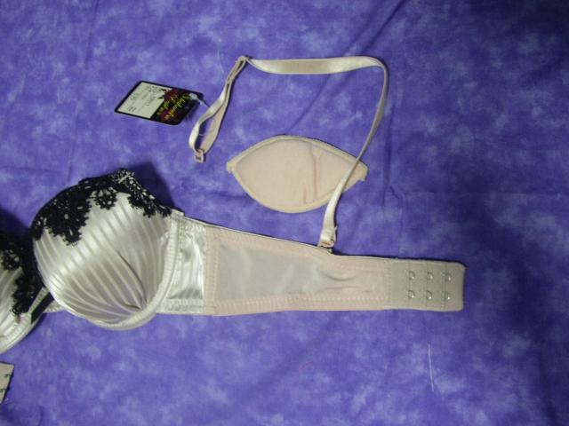 光沢縦ストライプ使いとブラックレースC70M ワイヤー入り < 女性ファッション  光沢縦ストライプ使いとブラックレースC70M ワイヤー入り < 女性ファッションの