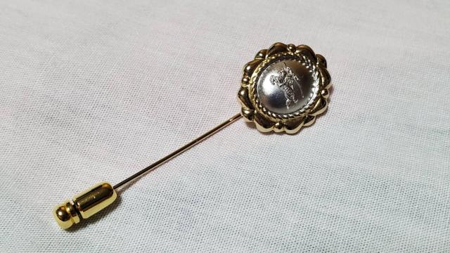 正規 バーバリー 騎士 ホースロゴ ヘリテージピンブローチ タイピン クラシック コンビカラー < ブランド 正規 バーバリー 騎士 ホースロゴ ヘリテージピンブローチ タイピン クラシック コンビカラー < ブランドの