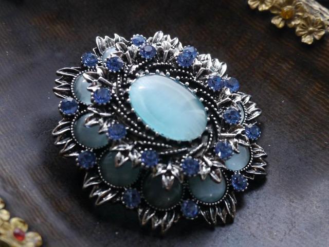 新品アンティーク調ゴシック水色系ストーンブローチ ペンダントトップにも < 女性アクセサリー/時計  新品アンティーク調ゴシック水色系ストーンブローチ ペンダントトップにも < 女性アクセサリー/時計の