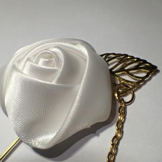 白バラ 薔薇 白薔薇 バラ チェーン付き ラペルピン コサージュ 白色 ホワイト ローズ < 男性アクセサリー/時計  白バラ 薔薇 白薔薇 バラ チェーン付き ラペルピン コサージュ 白色 ホワイト ローズ < 男性アクセサリー/時計の