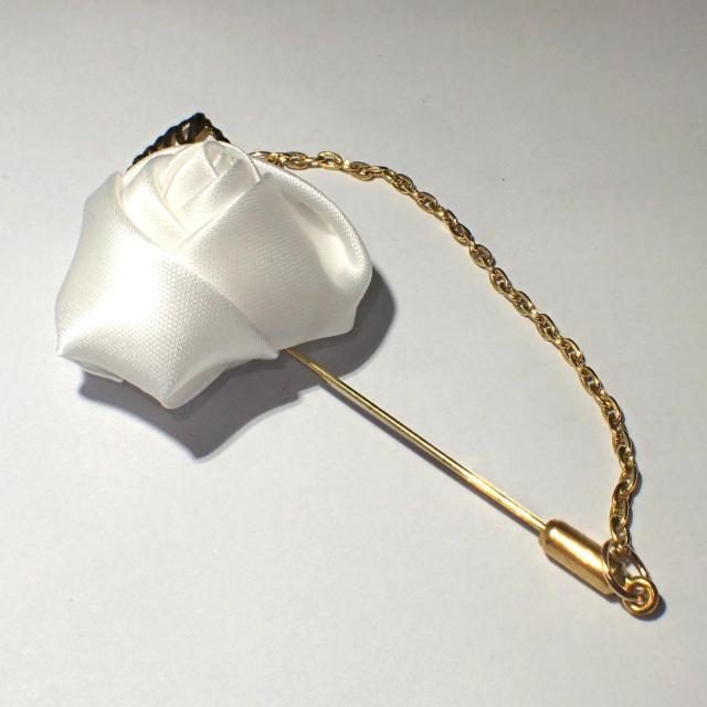 白バラ 薔薇 白薔薇 バラ チェーン付き ラペルピン コサージュ 白色 ホワイト ローズ < 男性アクセサリー/時計  白バラ 薔薇 白薔薇 バラ チェーン付き ラペルピン コサージュ 白色 ホワイト ローズ < 男性アクセサリー/時計の