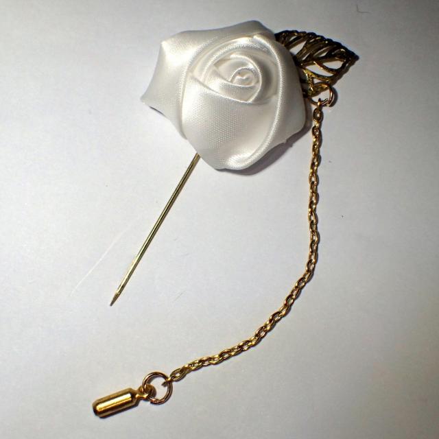 白バラ 薔薇 白薔薇 バラ チェーン付き ラペルピン コサージュ 白色 ホワイト ローズ < 男性アクセサリー/時計  白バラ 薔薇 白薔薇 バラ チェーン付き ラペルピン コサージュ 白色 ホワイト ローズ < 男性アクセサリー/時計の